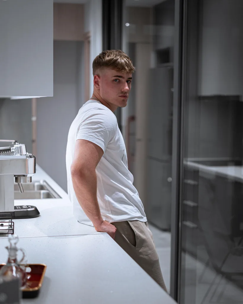 Jordan Taylor Becker, Gründer von JTBYTE, lehnt an einer hellen Küchenzeile.